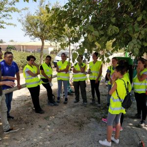Sebastián Guzmán expone a las trabajadoras el plan de empleo las actuaciones de Medio Ambiente en la Vía Verde, el pinar y el cordón dunar