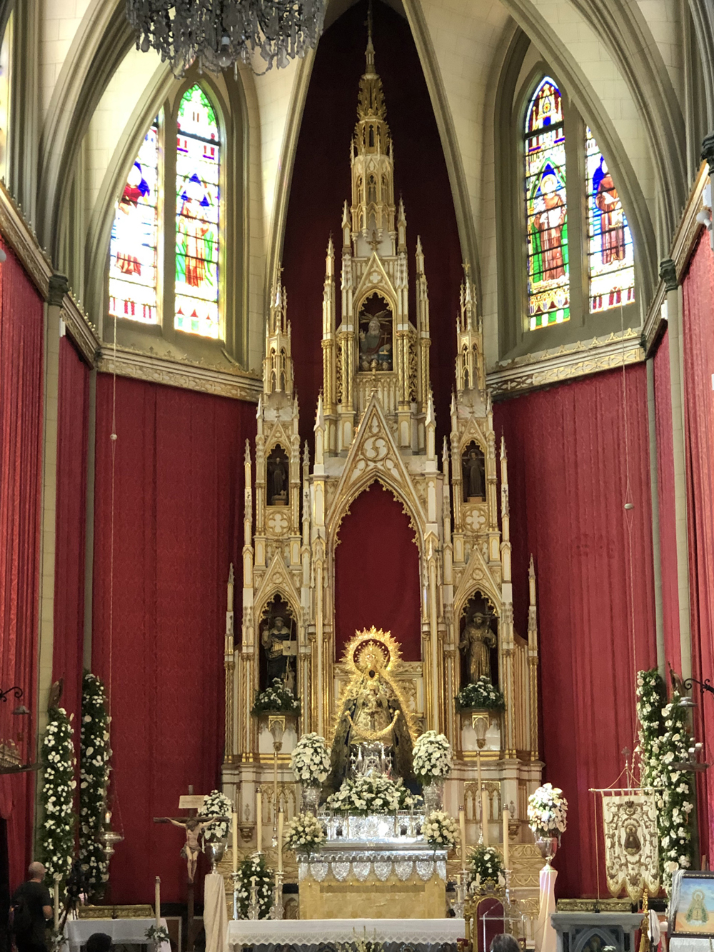 La Virgen del Rocío luce colores litúrgicos de la Semana Santa 2021