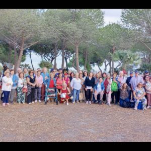 Un grupo de mayores del Centro Social de Chipiona participaron ayer en una jornada de multiaventura en el Coto de la Isleta con motivo del Día del Mayor