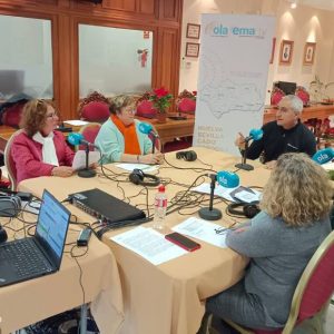 Mayores de Chipiona se convierten en periodistas en el programa final del taller realizado por Radio Chipiona y EMA-RTV