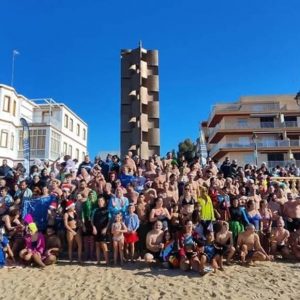 Casi doscientas personas participaron ayer en el primer baño del año en Chipiona, organizado como siempre por el Club Dojo Sakura Yon