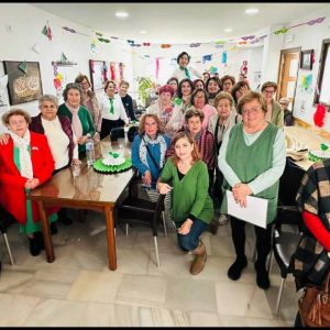 El Centro Social de las Personas Mayores de Chipiona ha celebrado hoy el Día de Andalucía con desayuno y recitado de coplas de carnaval